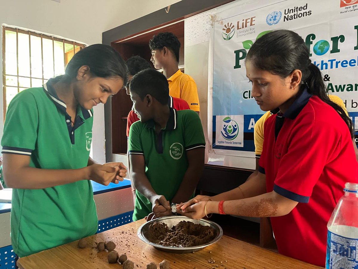 Aahwanofficial's tweet photo. @Aahwanofficial continues its initiative by raising awareness on climate change at Chakradharpur Govt High School through presentations and a Seed Ball workshop, empowering students to become future Eco Warriors. #ClimateAction 
@DharitriLive1 @BakulFoundation @UNEP @ErikSolheim https://t.co/K9xg0SF2Lm