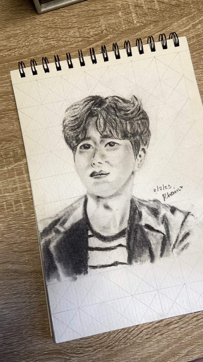 Rhain0123's tweet photo. Looking for the perfect gift this Christmas season? 🎄

For as low as 500 pesos, you can get pencil/ charcoal portraits of your love ones or yourself 😉

DM for more details! 

#commission #commissionart #art https://t.co/te2vMchuT0