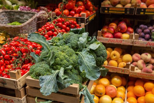 EcoAgriMedia's tweet photo. Supporting local farmers is crucial for food security and environmental sustainability.
 👨‍🌾 Let's promote local agriculture and reduce our carbon footprint. #FEMAgEnv 
#BuyLocal #SupportFarmers https://t.co/bsooroxYpn