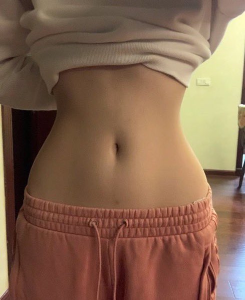 Theah058's tweet image. 爆痩せ注意⚠️
携帯見ながら4分×1週間で爆痩せした方法。
何よりこのくびれが嬉しい…！！