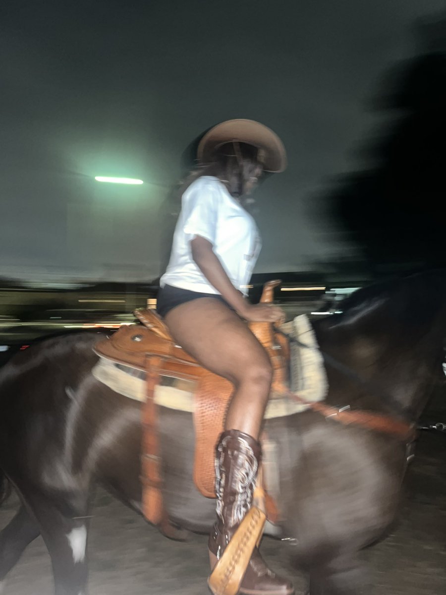 Courtneeee_'s tweet photo. Howdyyy https://t.co/ZrdpYS7ewx