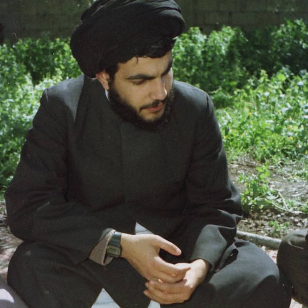 يا حارِ همدانَ إنّ الخطبَ عظيم
قضّ الشّقيّ بالسّيف رأس الأمير
يا حار همدانَ تبكيه حروبنا
وصولاتُ العساكرِ عند النّفير