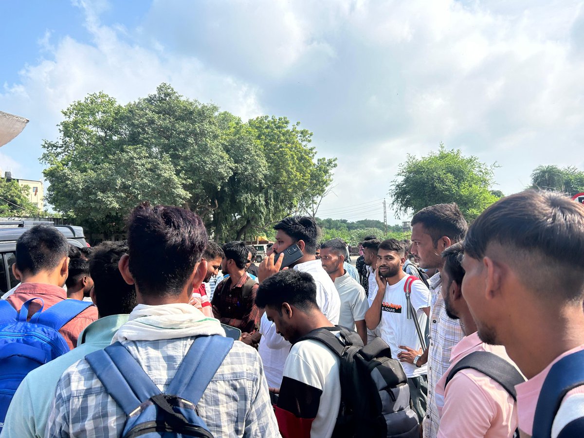 MlaThawarchand's tweet photo. उदयपुर बस डिपो पहुंच कर CET परीक्षा अभ्यर्थियों हेतु परिवहन प्रबन्धन का जायजा लिया वहीं बांसवाड़ा, डूंगरपुर,प्रतापगढ़ , सलूंबर, सिरोही , क़ुराबड़, बाम्बोरा, लसाड़िया व धरियावद जाने वाली बसों का रूट चार्ट का अवलोकन किया। https://t.co/kPHiZvTBW0