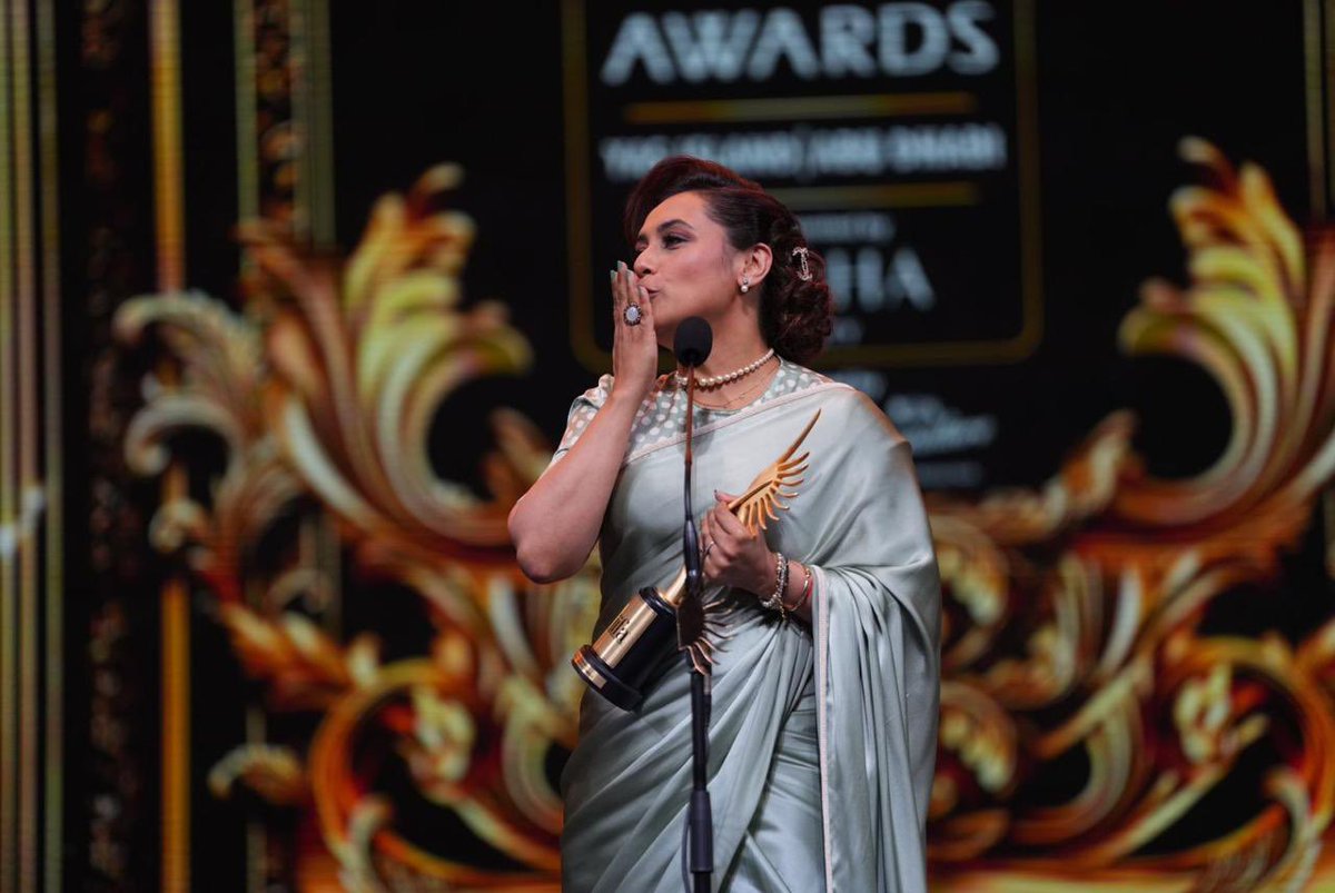 yrftalent's tweet photo. #RaniMukerji awarded with Best Actor in a leading role (Female) for her remarkable portrayal of heart-wrenching emotions as Debika Chatterjee in #MrsChatterjeevsNorway ✨
#YRFTalent #YRF #IIFA2024 #YasIsland https://t.co/sirCn9PuVM