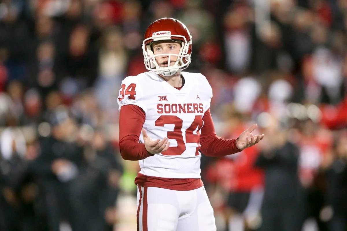 TheHypeManHarry's tweet image. @ESPN @ESPNU @MattBarrie @Joey_Galloway @JessePalmerTV 
I dont wanna be a homer but what about these
Offense
Michael-(The Legacy Hawkins)-(1st True Freshman to win Freshman debut on the road)
Defense-(Kip Lewis)
ST-(Zach Schmitt)-(Lost his job)-(Stepped in Nicely)
#HelmetSticker