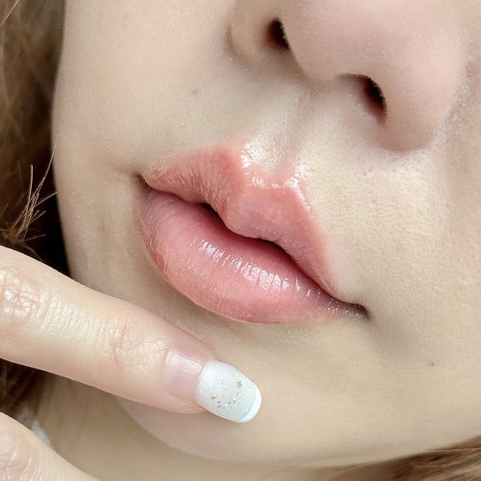 THUNDERBLADE56's tweet photo. Dior Lip Glow สี Rosewood ชอบทาเกินๆแบบพส.จีนปากสวยเป็นลมมม สีปากสุขภาพดี ลุค Clean Girl สุดๆ เป็น neutral tone ที่ถูกต้อง!!!! แท่งเดียวจบ เลิกซื้อแท่งอื่นไปเลย #ลิปสติก #สกินแคร์ #LingOrm #LISAxGLOBALCITIZEN #YUGYEOM https://t.co/avJ2GgOpOs