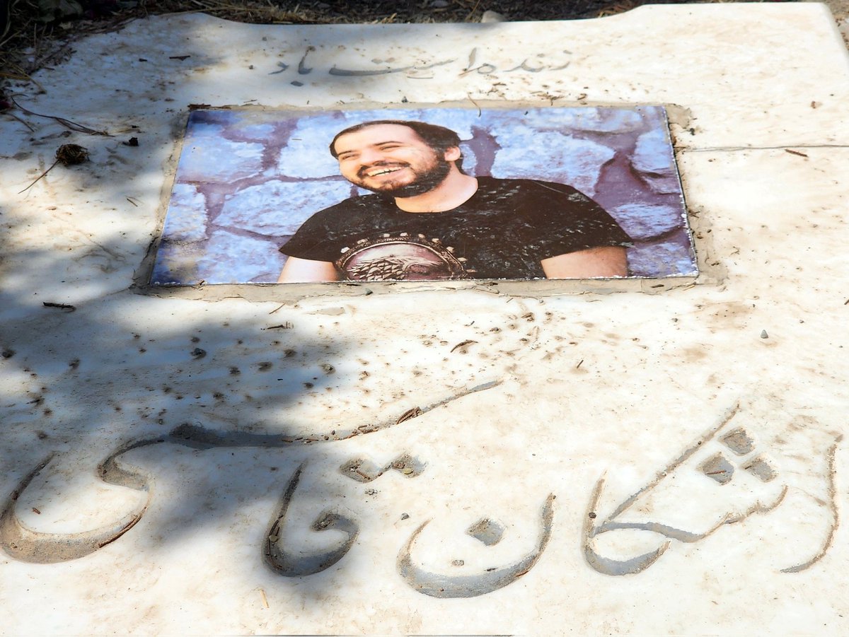 آن بندهٔ آواره، باز آمد و باز آمد
چون شمع به پیش تو، در سوز و گداز آمد

سال هفتم، دیدار مجدد

#اشکان_و_وانه