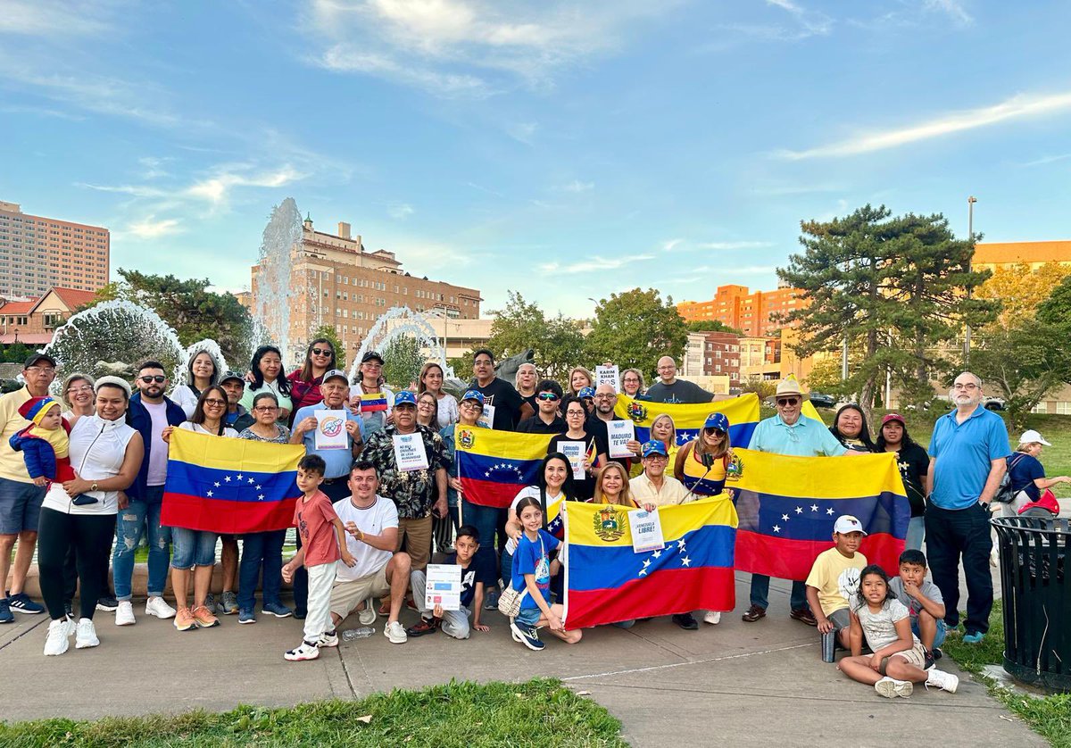 MundoConVzla's tweet photo. Kansas City, USA 🇺🇸.

Venezolanos se unieron para conmemorar a las víctimas de la tiranía.

Pronto nuestros niños crecerán y conocerán una #VzlaLibre 🇻🇪

#YoMeSumo | #FreeVzla https://t.co/eiL3tKFDYF