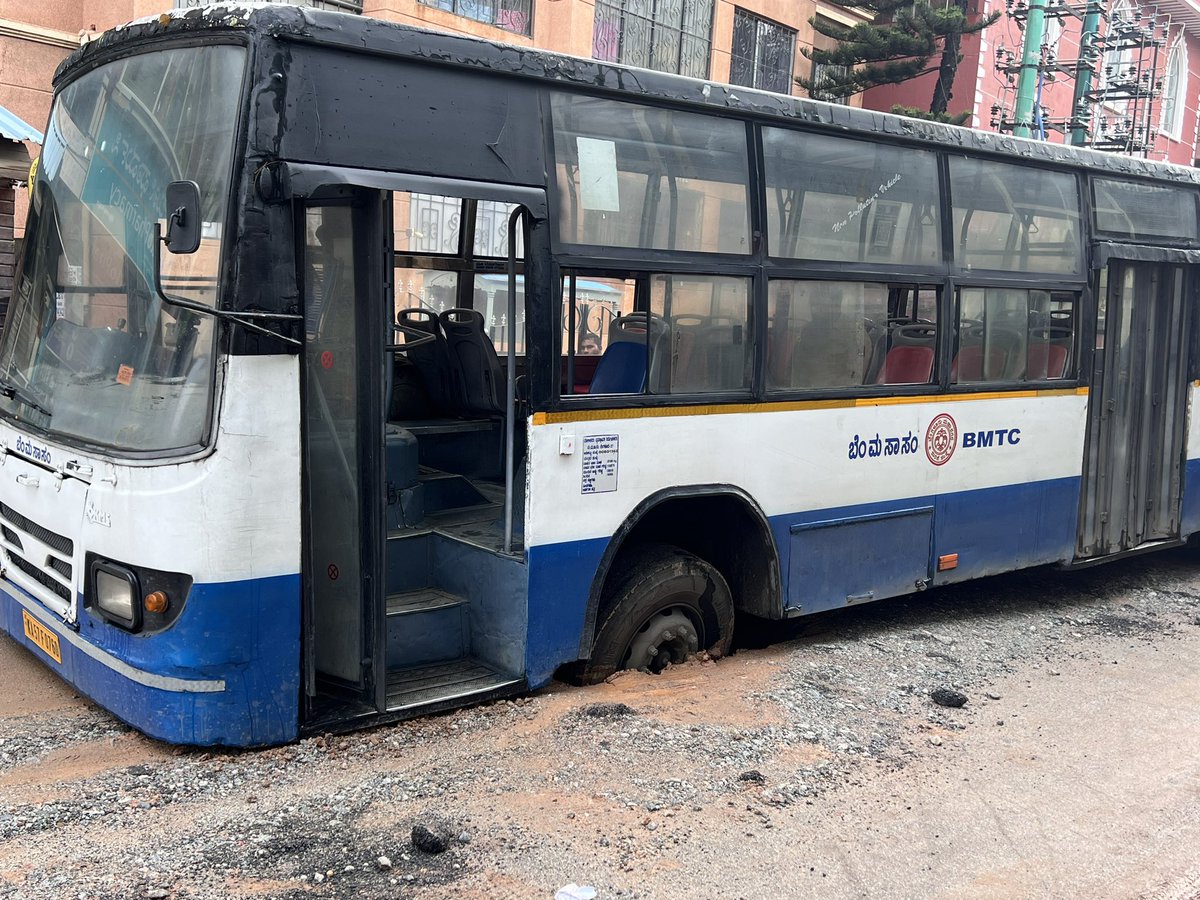 ranjit9207's tweet photo. Morning scenes of a bus dangerously stuck in road recently dug up and covered . Horrible quality of work risking life 

Bengaluru Vignan Nagara https://t.co/L5h4KGpo3X