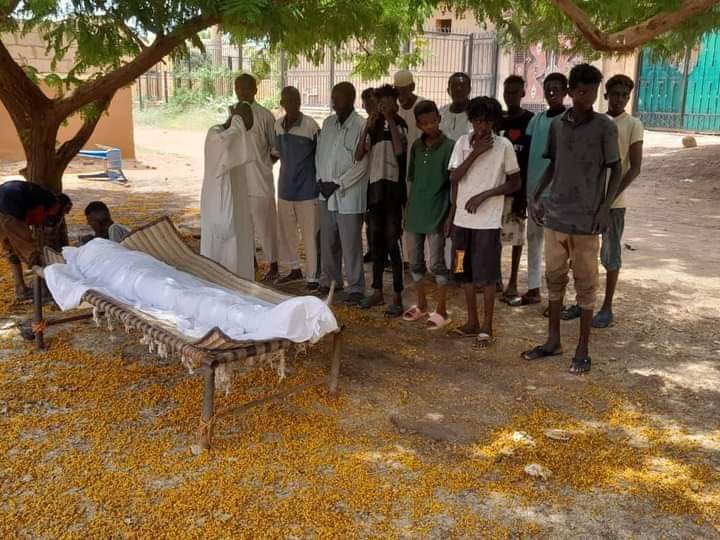 المرحوم معروف بـ (علي الجعلي) يسكن في البيت الكان فيه دكان الريح القديم ..يفتح شرقاً علي الميدان الواقع بين شارعي 17_18جبرة جنوب..
توفي الي رحمة مولاه بالمربع وحيداً بمنزله و تم موارته الثري بالمربع
محتاجين اهله يعرفوا خبر الوفاة