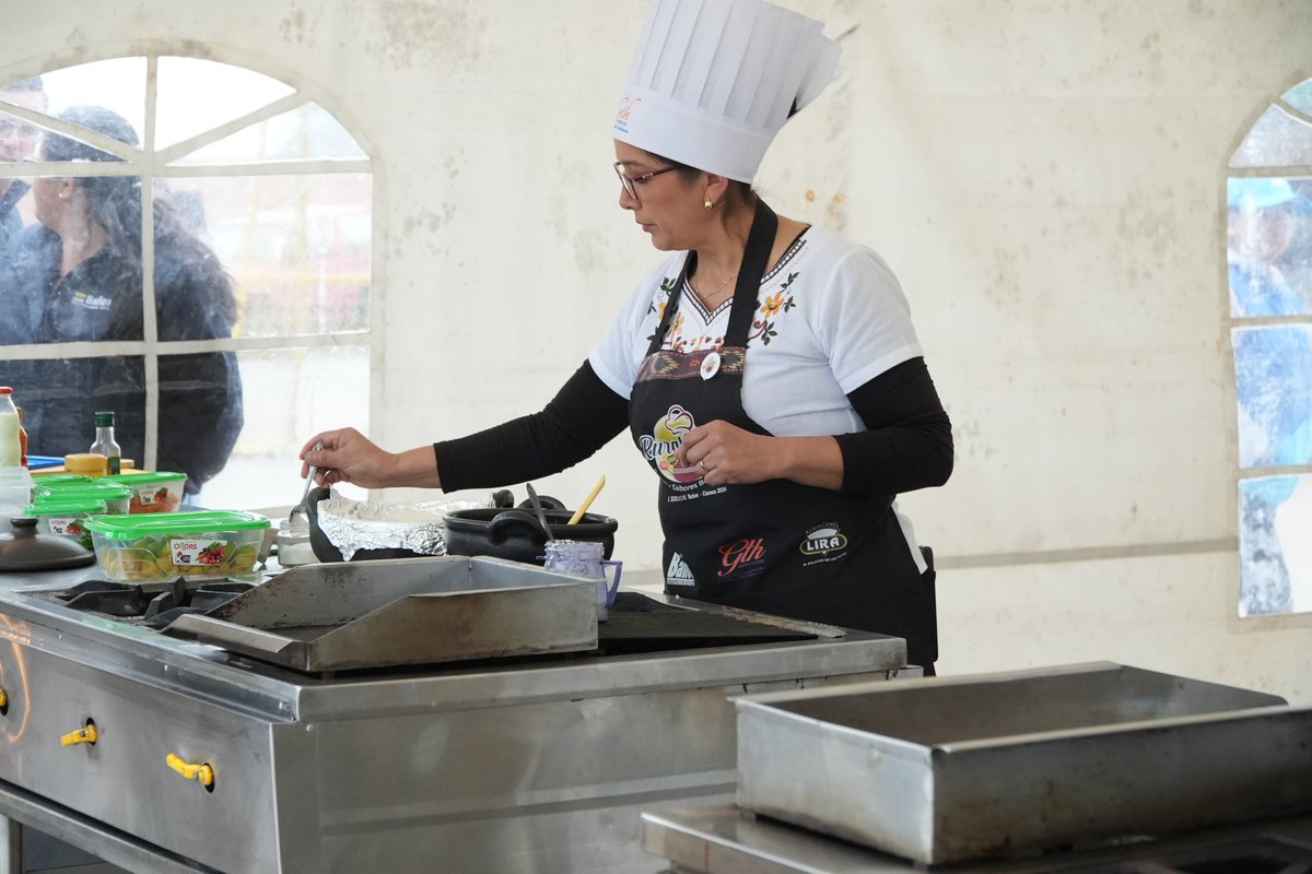 AzuayPrefectura's tweet photo. #TransformamosVidas 💫

📌Felicitamos a los finalistas del #RuralChef en la parroquia #Baños.

⭕️ Evento gastronómico que demostró el  talento culinario de Raúl Duchi, Judith Sigüenza, Javier Inga, Gustavo Cajamarca y Elizabeth Ullaguari.🍹🥘🍲 https://t.co/XAgXm0PFqv