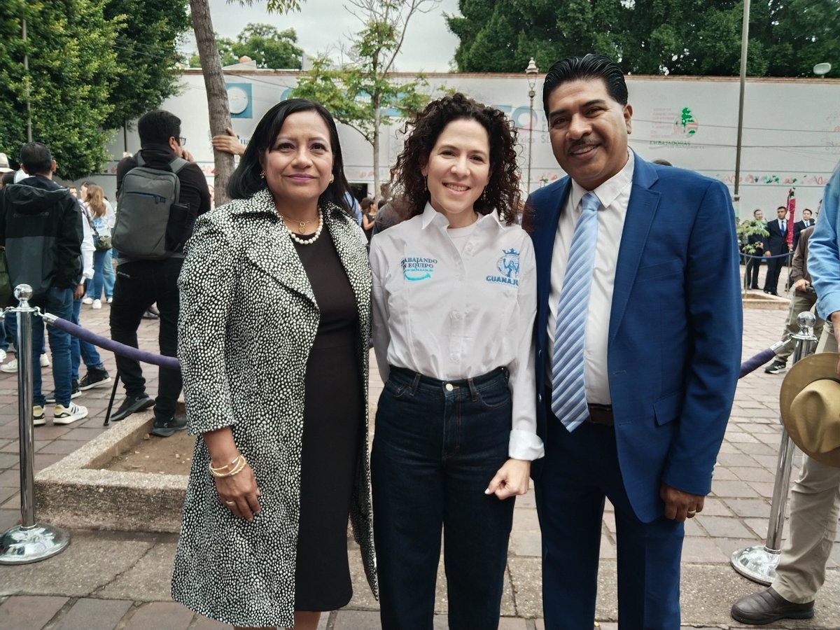 En el desfile de aniversario de la toma de la Alhóndiga de Granaditas tuve oportunidad de saludar a <a href="/RobertGarUrb/">Roberto García Urbano</a>, presidente de <a href="/PurisimaMx/">PURÍSIMA DEL RINCÓN</a>. Purísima ha sido un aliado formidable para las actividades de @IECGuanajuato y confío que vínculo se fortalecerá.