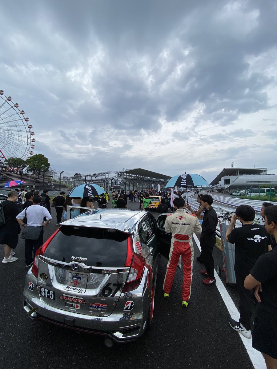TEAMYAMATO67's tweet photo. #スーパー耐久 鈴鹿 これから5時間の決勝レースです。朝から雨が降ったり止んだり。どっちなんだいっ!
#HRC #HONDARACING #TEAMYAMATO67 #YAMATOFIT #S耐 https://t.co/hC5MXWjUJP