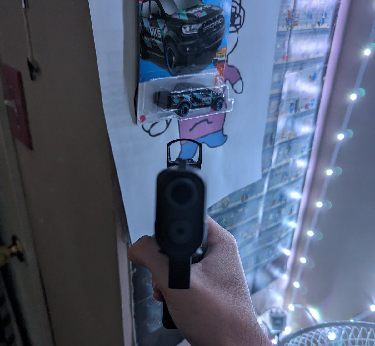 burgeoisiee's tweet photo. oomfie needed art reference so I dangerously endangered myself with this killing machine https://t.co/HM47NGN17R