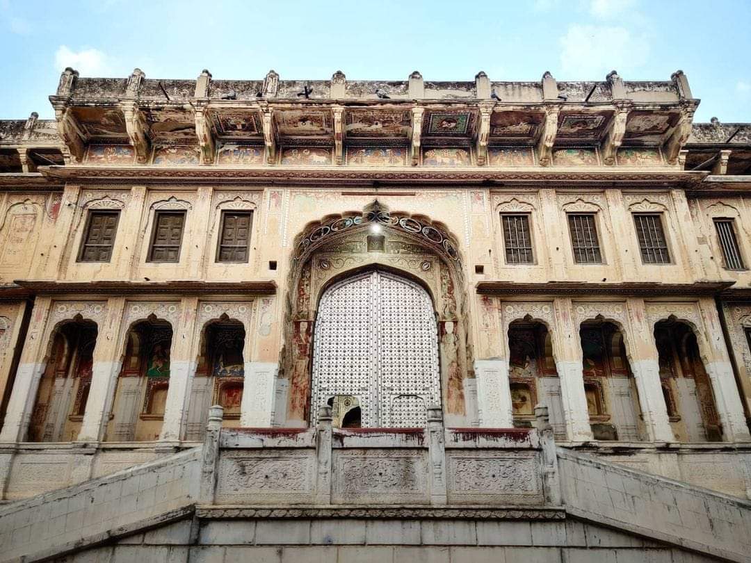 Subhash_Newari's tweet photo. झुंझुनू की नामी हेली (हवेली ) - मोदी हवेली
#Jhunjhunu #Haritage #Tourism
@my_rajasthan @RajasthanScion @Rajasthanwalla @jhunjhununewz @JhalkoJjn @JhunjhunuUpdate @HarshTulsyan54 @Sndp_bhardwaj @Ronak_choudhry @Sarita_sarawag @HemantRaimata @SP_RJ18 https://t.co/srH25QoZnh
