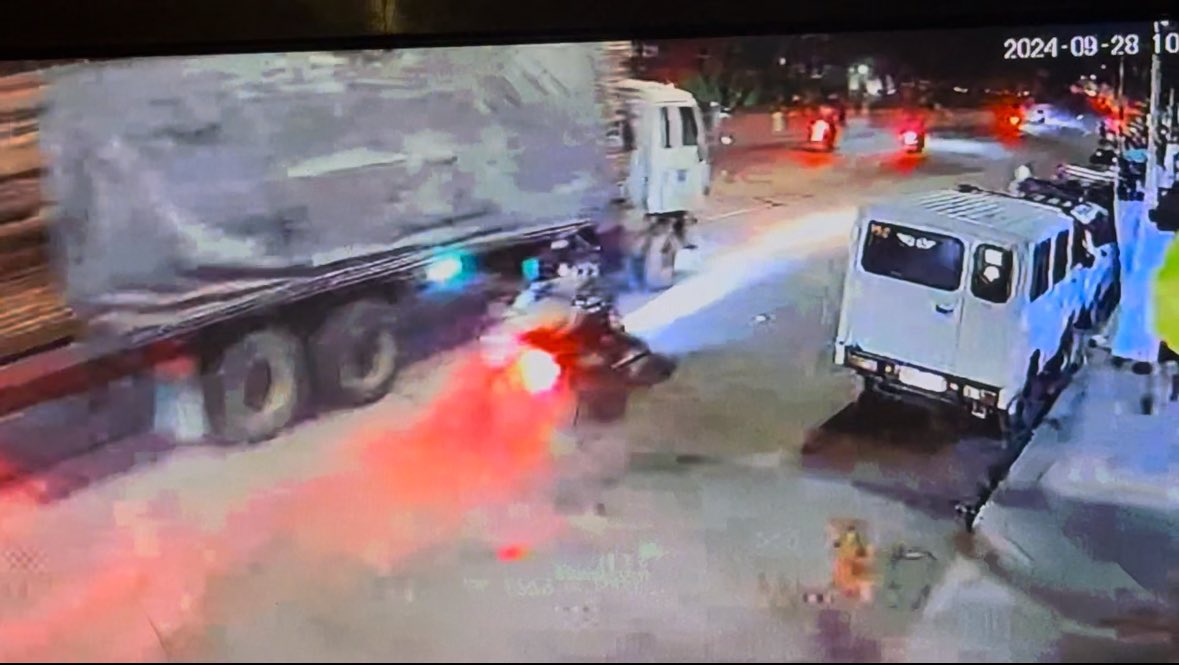 TINGNAN: Patay ang isang motorcycle rider nang magulungan ng isang 10-wheeler na truck matapos umanong umiwas sa isang tricycle na nag counterflow sa bahagi ng Mel Lopez Boulevard sa Tondo, Maynila.

Abangan ang buong detalye sa 24Oras Weekend. |<a href="/gmanews/">GMA News</a> <a href="/dzbb/">DZBB Super Radyo</a>