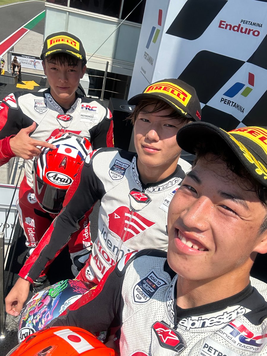 moto4asia's tweet photo. 🤳 Your final Mandalika podium selfie is an all-Japanese one! 🏍️

🥇 Ryota Ogiwara 🇯🇵
🥈 Zen Mitani 🇯🇵
🥉 Riichi Takahira 🇯🇵

#RoadToMotoGP🏁 https://t.co/rVn59SyXIF
