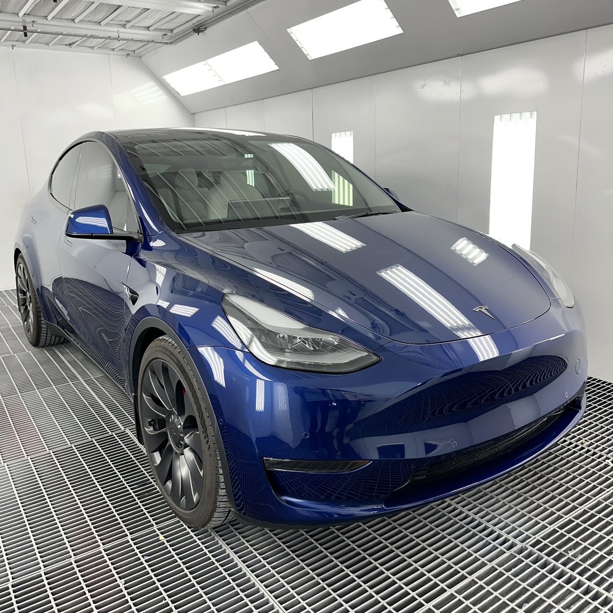 evcentralsf's tweet photo. Precise Color Matching in Every EV Autobody Repair: Final Inspection for a Flawless Finish 🚗✨ #QualityControl #PaintPerfection #Tesla #TeslaMotors #modely #model3 #models #modelx #teslaroadster #cybertruck #teslaenergy #teslamotorsclub #teslagigafactory #autobody #repair #autobodyrepair #collisionrepair #paint #dent #mechanic #collision #service #diagnostic #sanfrancisco #sfbayarea