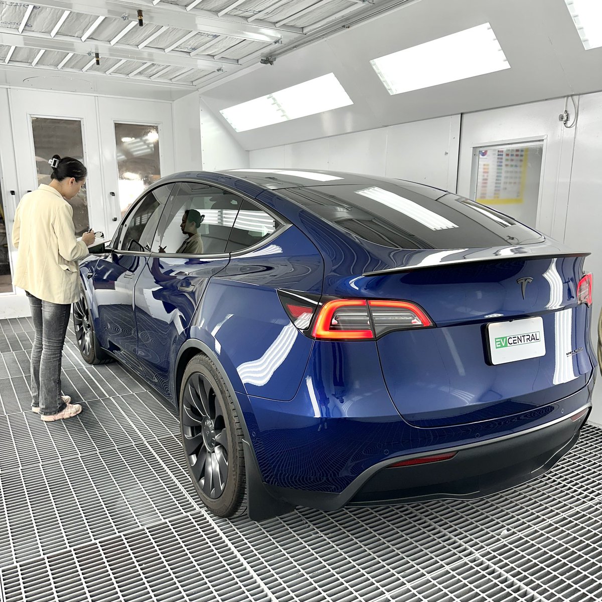 evcentralsf's tweet photo. Precise Color Matching in Every EV Autobody Repair: Final Inspection for a Flawless Finish 🚗✨ #QualityControl #PaintPerfection #Tesla #TeslaMotors #modely #model3 #models #modelx #teslaroadster #cybertruck #teslaenergy #teslamotorsclub #teslagigafactory #autobody #repair #autobodyrepair #collisionrepair #paint #dent #mechanic #collision #service #diagnostic #sanfrancisco #sfbayarea