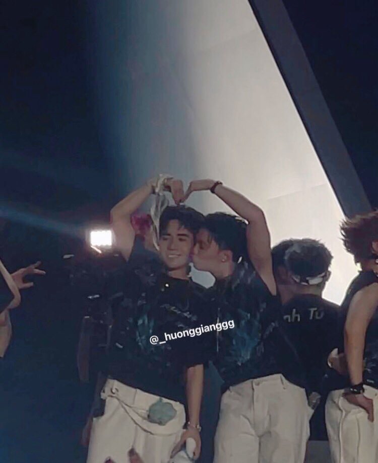 MuzikRattiaor's tweet photo. อยู่ภายในใจเป็นหมื่นล้านคำ 😌ไม่รู้ว่าคือ content  หรือ เพื่อนรัก หรือ....คนรัก😅 แล้วคือหุ่งไม่ตกใจด้วย เฉยมากๆ 🤭
        ไม่รู้เลยจริงๆ ..บอกกับตัวเองว่า ถ้าหุ่งรักใคร พี่ก็รักด้วย😉 อืมมม!!! เนกิฟฟฟฟฟ
 #QuangHungMasterD https://t.co/o0bPM10ifU