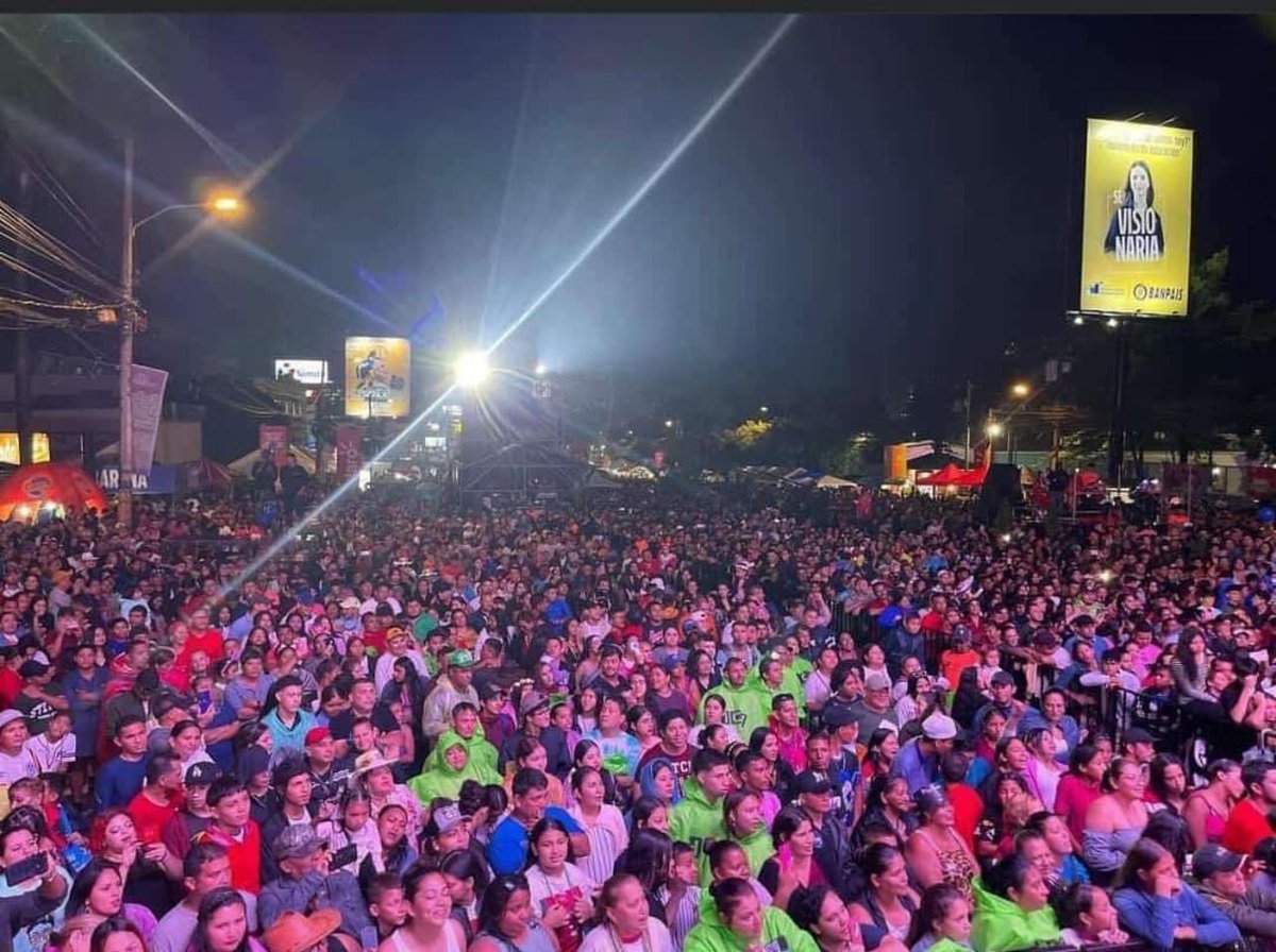 Toda la semana renegando por las colas, a pero hoy en el carnaval.
#TegusDeFiesta