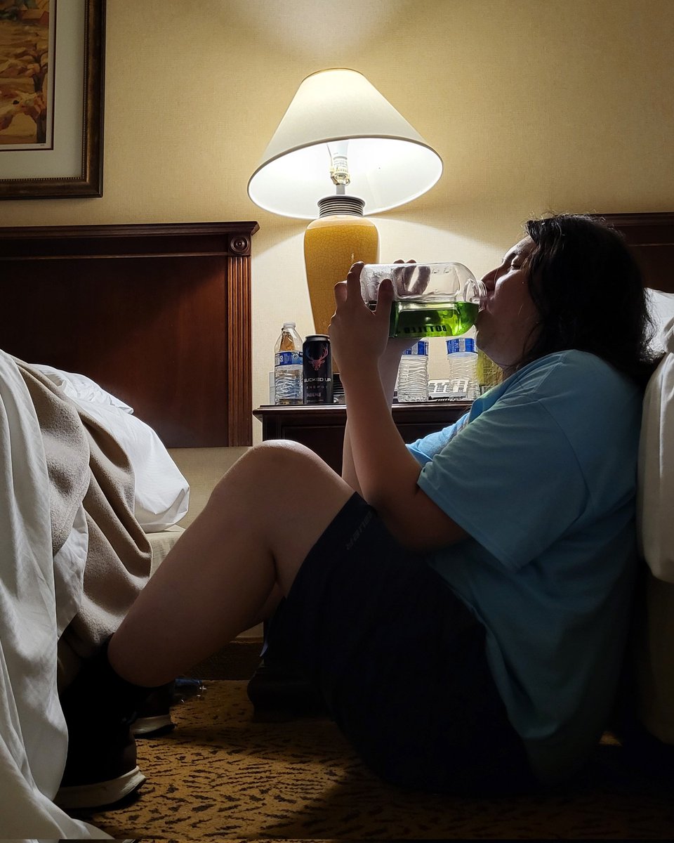 FingerQuick's tweet image. Bro is tweaking off that chug jug