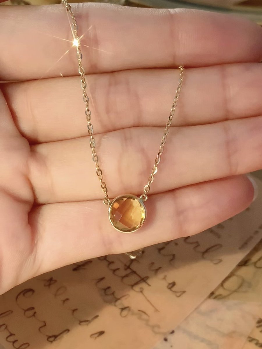 晨光初现 ｜系列18k黄晶项链 
天然黄晶，聚财之石
18k素金包裹主石💘💘💘
晶体干净无瑕火彩明亮
在自然光线下散发着灿烂光芒
恰似清晨的第一缕阳光🌞🌞🌞