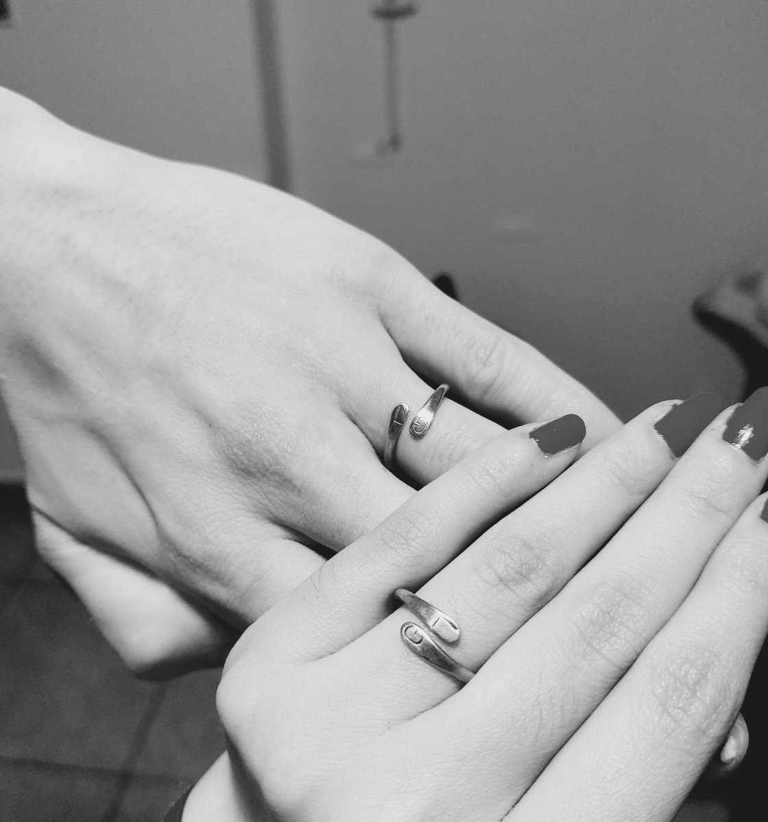 Gonnzak_'s tweet image. Akai y yo nos conocimos gracias a los directos de @SpreenDMC, yo moderando y ella diseñando.
Hace unos días cumplimos 1 año juntos y decidí entregarle este anillo de promesa

Para que vean que los mods y ex mods si tocan pasto 🤠 (excepto badendingg)