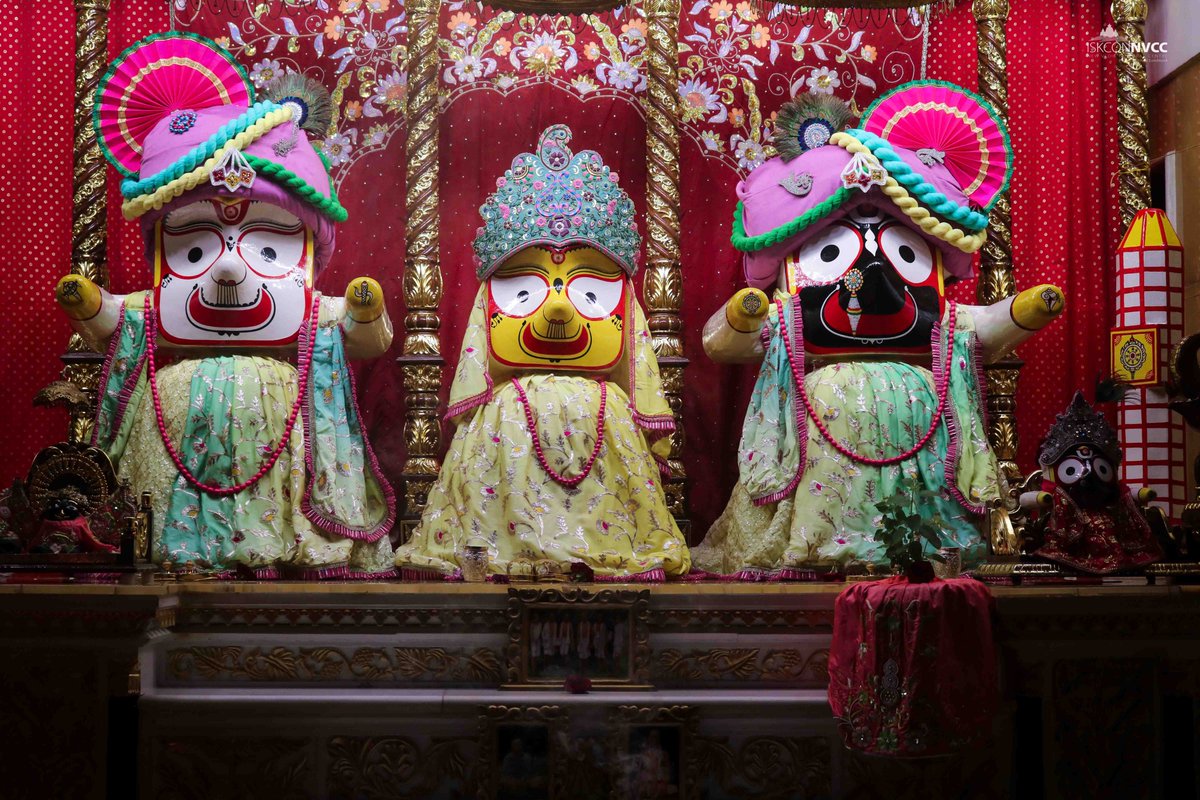 ISKCONPune's tweet photo. 🌷Mangal Arati Darshan🌷🗓29/09/2024🙏🚩@ISKCONNVCCPune🚩
.
.
#ISKCONNVCCPune #ISKCONNVCC #ISKCONPune #ISKCON
#29thseptember #29thseptember2024 #Sunday
#kirtan #Harekrishna #Krishna #Kirtan #Krishna
#Harinaamsankirtan #Radheshyamdas
#Radhe #Radha #Radhakrishna #Radheradhe https://t.co/cis9Dgt920