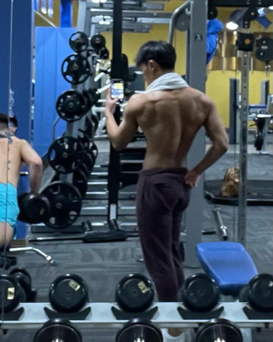 Jintae222's tweet photo. Old pic but this low key giving off Toji vibes 🤪 #jkk #gym https://t.co/GB68mWDV1M