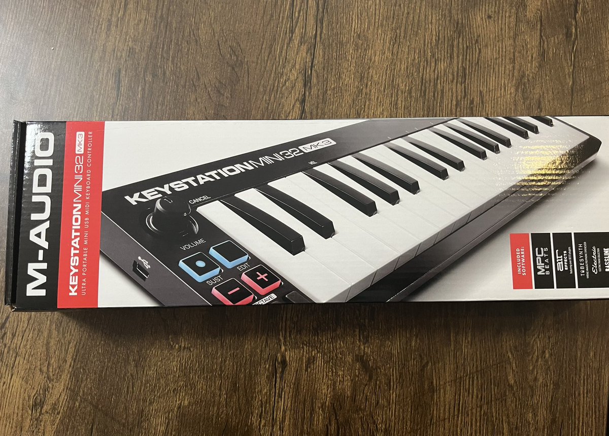 モバイル用鍵盤として

ウチにやってきたこやつ。

今し方繋いでみたけども

ドライバいらずで超楽ちん

弾き心地も充分！

端子がMINI USBてとこもご愛嬌笑

これで荷物がちょい小さくなる！

M-AUDIO JAPANさん

有難う御座います！