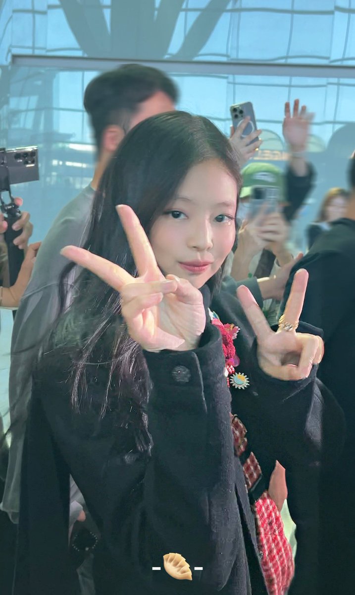 oiilkmoumo's tweet photo. 240929 ICN #JENNIE 
넘 귀엽당!!!! #Jennie #JENNIE #제니 https://t.co/NCFgHjzAb3