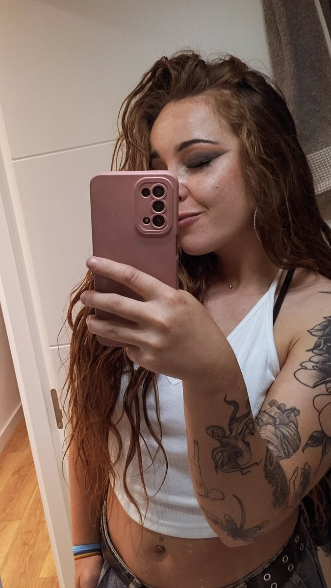 laura_a_Rom's tweet photo. Esta soy yo, guapa y feliz después de llegar a casa de trabajar en un sitio donde me tratan bien ❤️‍🩹 https://t.co/uzuJaej0C4