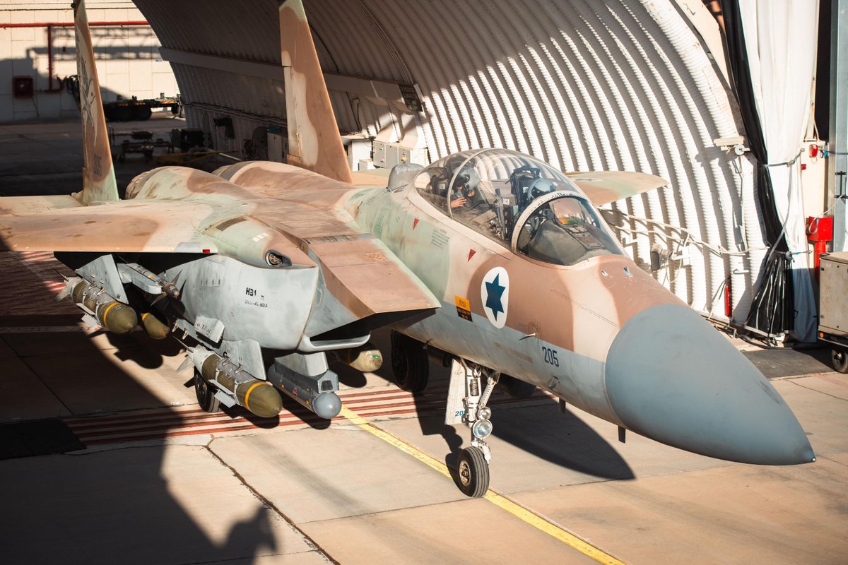 life_Info__'s tweet photo. L'armée israélienne publie des images montrant des avions de combat F-15i du 69e escadron de l'armée de l'air israélienne décollant de la base aérienne de #Hatzerim pour perpétrer l'assassinat du chef terroriste du #Hezbollah, #HassanNasrallah, à #Beyrouth, vendredi. https://t.co/11MI10vFIJ