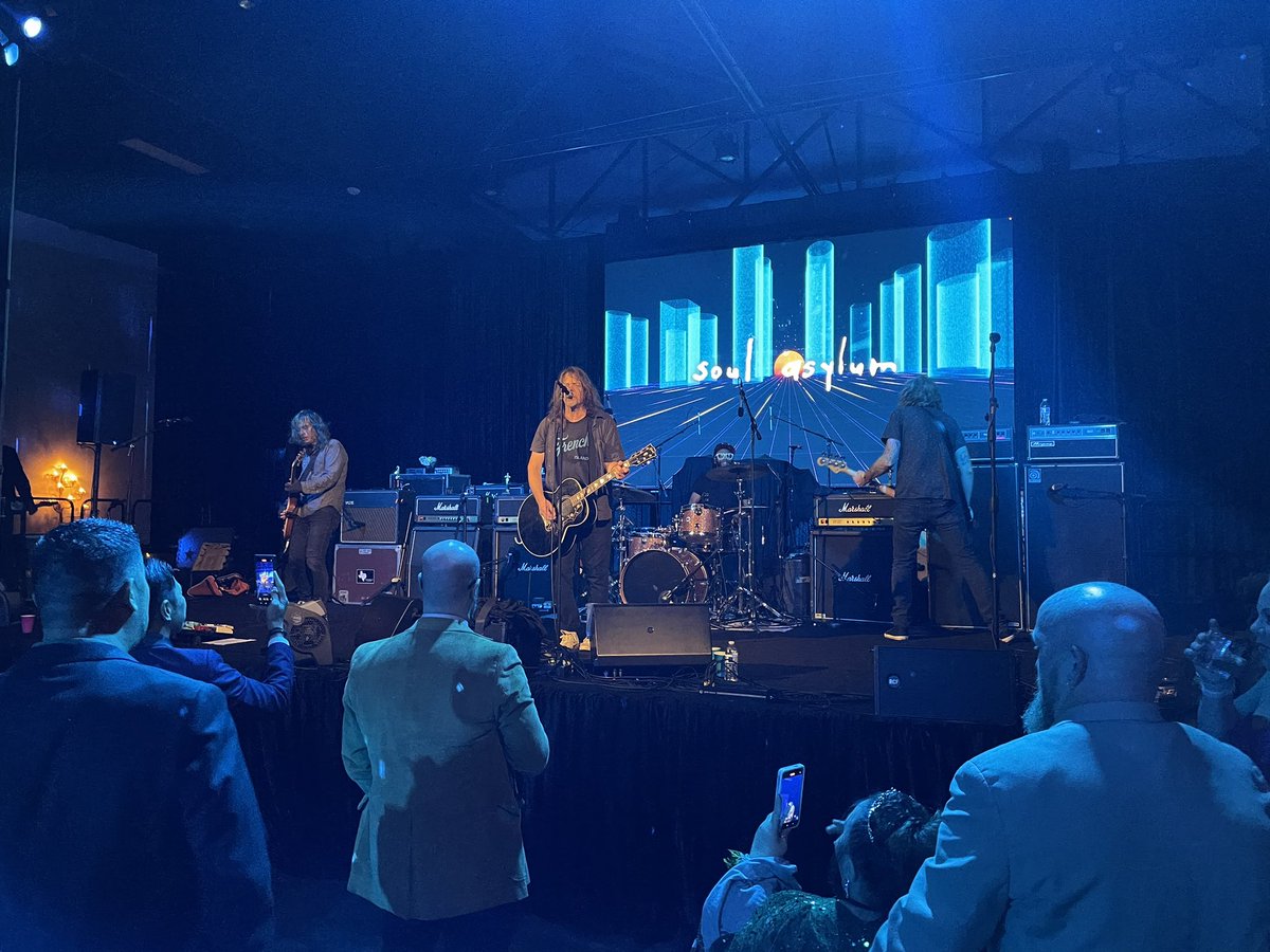DarthTexan's tweet photo. Soul Asylum playing our 30 year high school reunion tonight. Hell yeah! #ClassOf94 https://t.co/ulVXgkPl8p