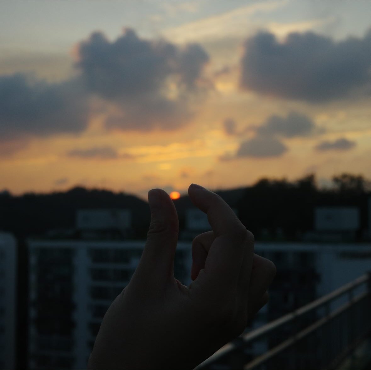 Gyulz's tweet image. Seolah sedang bermain-main dengan alam, potret matahari terbenam ini seperti berada di ujung jemariku, seolah-olah bisa kucubit dengan mudah. Langit berwarna jingga keemasan, berpadu dengan siluet awan yang perlahan memudar— memancarkan kehangatan di langit menambah kesan magis.