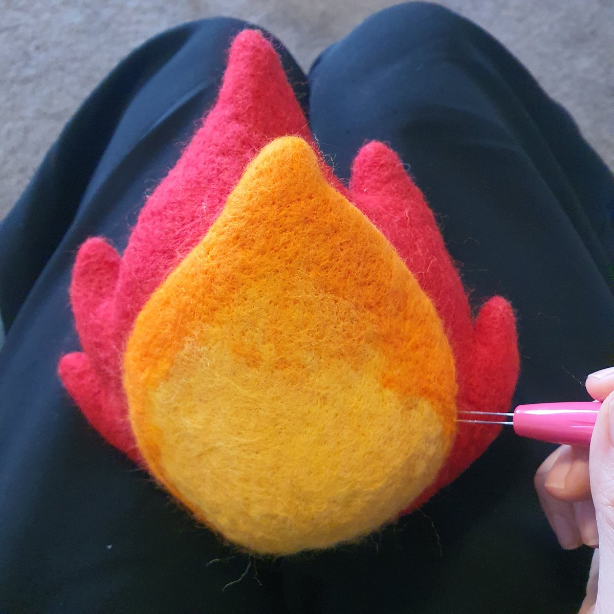 iles_art's tweet photo. Some more work in progress (and destruction!) photos of Calcifer for @DesertBus 
Sometimes it's 1 step forwards 2 steps back! Good job needle felting is so forgiving 😊
#calcifer #howlsmovingcastle #db2024 #needlefelting https://t.co/nzFaDC7CLP