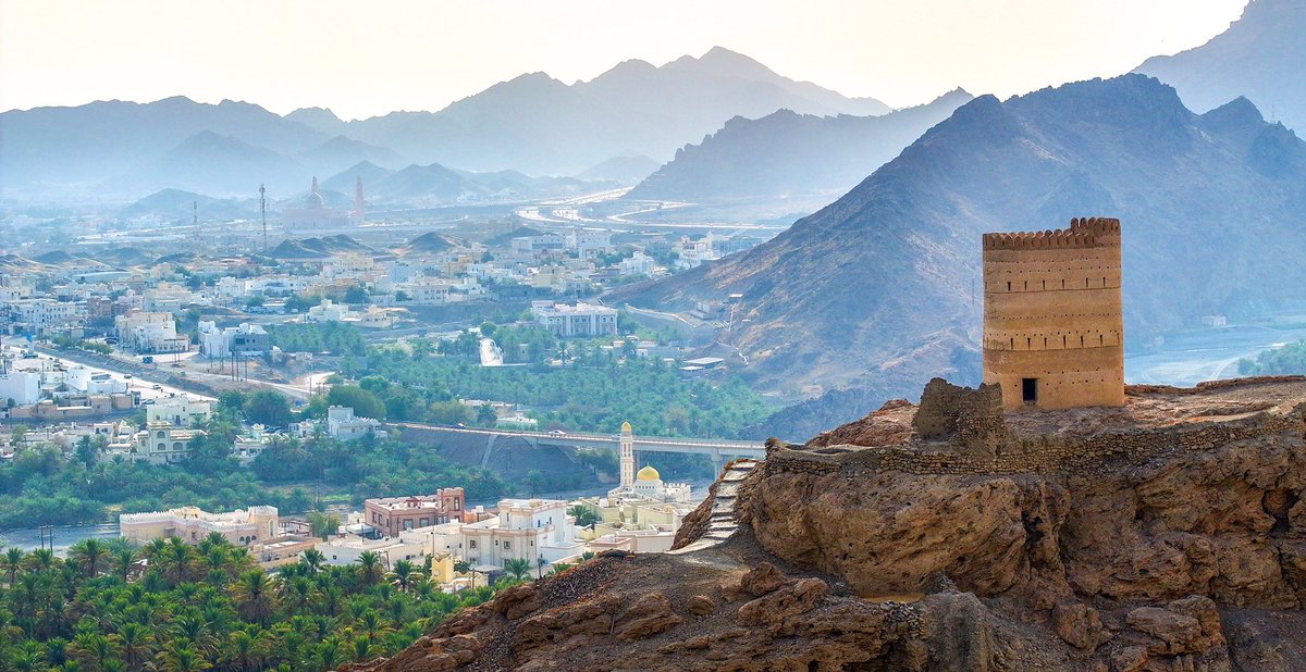 OmanNewsAgency's tweet photo. إطلالةٌ على فنجاء بولاية بدبد ومن خلالها يَظهر واديها الذي يضم بين ضفتيه واحاتٌ من النخيل الباسقة ليكون مقصدًا مهمًّا للسائح للاستمتاع بمياهه المتدفّقة والمنسابة بعد هطول الأمطار.
 وقد وصف الشاعر الشيخ عبد الله بن علي الخليلي فنجاء قائلا:
بين جسريْ فنجاء نصبتُ خيامي
 بين نهر الهوى وروض غرامي
ومددت البساط بين فؤادي
وهواها وسُكْرها ومُدامي

#العمانية