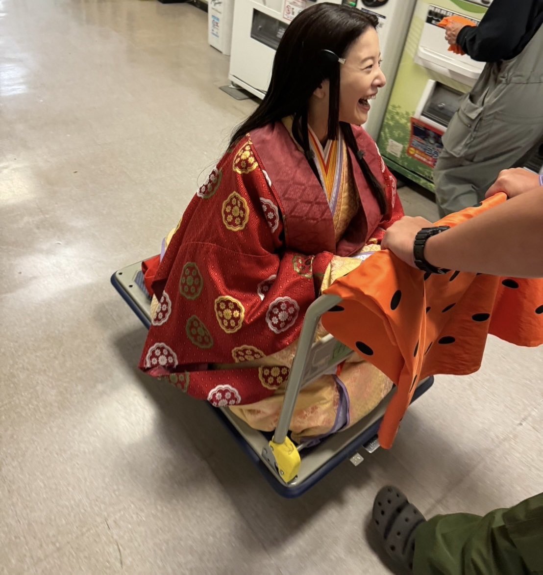 ystk_yrk's tweet photo. はろはろ日曜日〜🙋‍♀️🙋‍♀️🙋‍♀️
今日は海辺で撮影をしております
風がすんごい強くてー、、🙄笑
無事に終わるようにお祈りして下さい🥺

この前スタジオで十二単を着たまま移動した時の写真😂
脱ぐか乗るかで乗るを選びました👻

さてさて
光る君へ　第37話　【波紋】
本日も
あなたの1時間私にください❤︎ https://t.co/pYhEYuW8u8