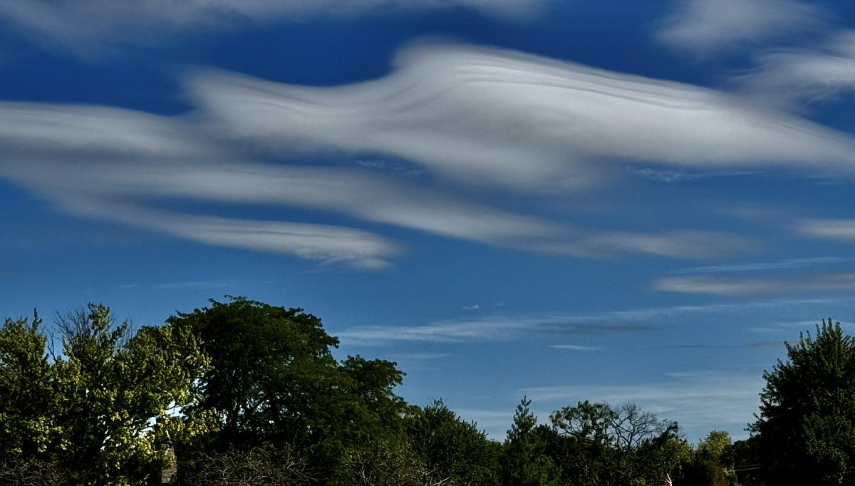 SnopekTim's tweet photo. Lenticular clouds over Brookfield WI.
Saturday afternoon. 
#WIWX #Lenticularclouds https://t.co/AU68tfaF8X