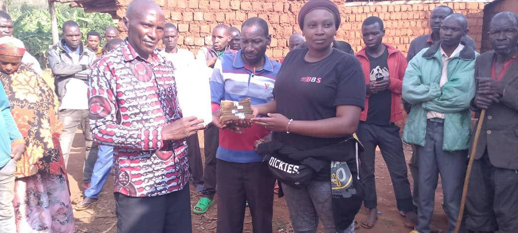 ijambo_finance's tweet photo. @ijambo_finance irakorana n'abarimyi borozi batobato mu ntumbero yo kubaduza nabo batere imbere mu kurwiza umwimbu.
@BMineagrie @FinancesBdi @BIJE_Burundi @bidfburundi @SOPEC2019MF @bancobu @bcb_sm @BcabBank @bhbburundi @CRDBbankBurundi https://t.co/VBCg1uqDU4