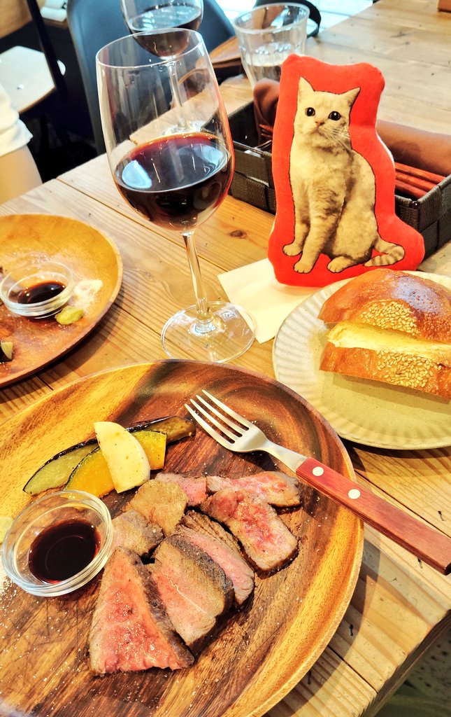 「昼から黒毛和牛と赤ワイン頂きました。家族で会ったのだがもう私がルートぬい持ち歩い」|🐱糸島🐺のイラスト