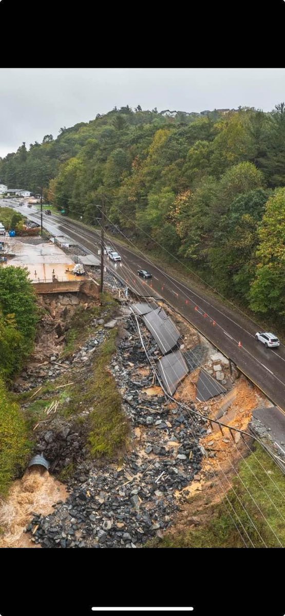 solisle0's tweet photo. app state and boone rn. my house flooded and I was able to evacuate w my friends. no one could’ve prepared for this, my heart is out to everyone still in boone and ones who were not lucky enough to get out like we did. 💗 https://t.co/ZpCoeZvSjP
