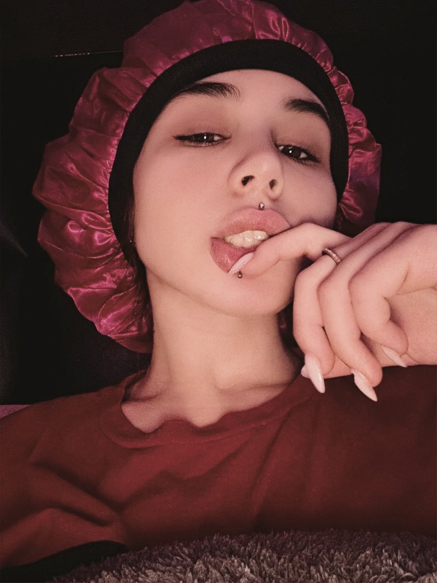 kiwithesmol's tweet photo. just had a yoohoo. and doing a hair mask lol. so tired 😪 past few dayhave been streeesssfull as fck! haha https://t.co/yiE9uVisEm