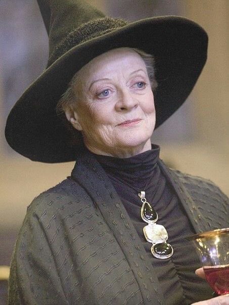 nazmiylk's tweet image. ölüler için üzülme Harry. yaşayanlar için üzül en çok da sevgisiz yaşayanlara

-Albus Dumbledore.
#McGonagall #HarryPotter #MaggieSmith