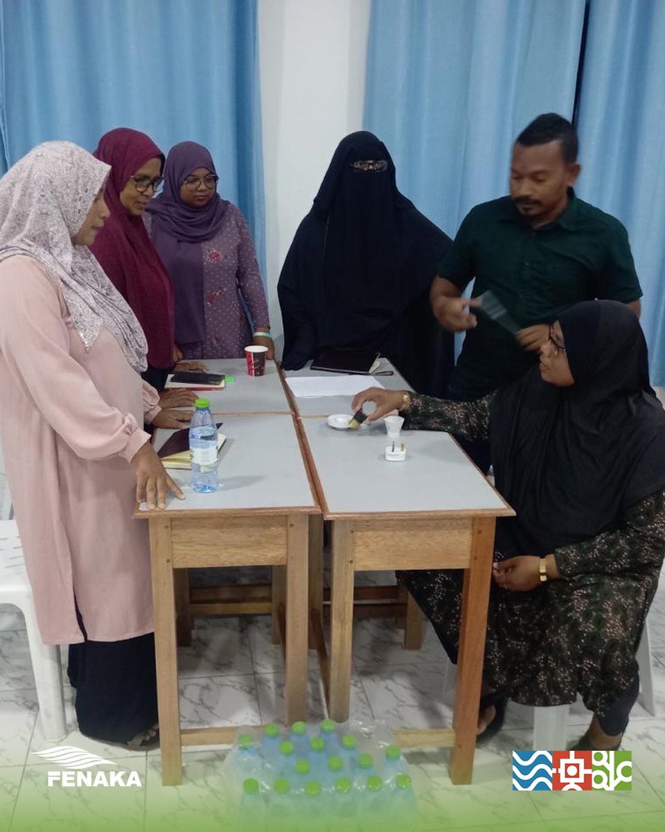 TeamFenaka's tweet photo. އަންހެން ބޭފުޅުންނަށް ޚާއްސަ ކުރެވިގެން، ގދ. ރަތަފަންދޫ އ.ތ.މ ކޮމެޓީން އިންތިޒާމު ކުރެއްވި، ރައްކާތެރިކަމާއި އެކު ކަރަންޓް ބޭނުންކުރާނެ ގޮތާއި، ދިމާވާ ކުދިކުދި ކަރަންޓުގެ މައްސަލަތައް ހައްލުކޮށް ދެނެގަންނާނެ ގޮތް ދަސްކޮށް ދިނުމަށް، ފެނަކައިގެ ގދ. ރަތަފަންދޫ ބްރާންޗުން ހިންގި ބޭސިކް ޓްރެއިނިންގ ޕްރޮގުރާމް ކާމިޔާބު ކަމާއެކު ނިންމާލައިފި.
#TeamFenaka
