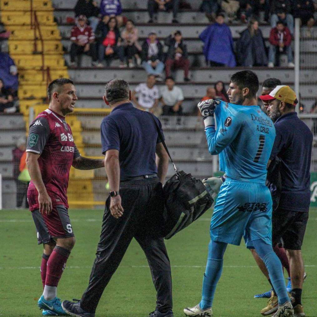 Alruizug's tweet photo. El respeto y cariño que Aarón Cruz ganó con Deportivo Saprissa, lo perdió hoy en cinco segundos. Bien que defienda a muerte a CSH, pero a ningún jugador se le ve bien burlarse de la que fue su afición. El triunfo de hoy, se lo dedicamos a él! https://t.co/Kk3CiNOsJb
