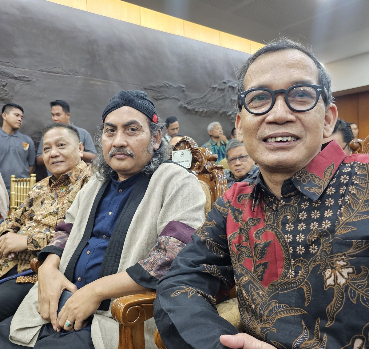 29 Sept 2024
Pencabutan TAP MPR No. II tahun 2001 dan pemulihan nama baik KH. Abdurrahman Wahid. 
Reuni 3 cowok ganteng yang juga menjadi saksi sejarah...
<a href="/PSambadha/">Priyo Sambadha W.</a> <a href="/Zastrouw/">Zastrouw Al-Ngatawi</a> dan Adhi Massardi...