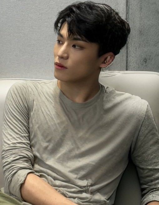 dreamingofwoo's tweet photo. how can park jeongwoo go 

from this                             to this?! https://t.co/7KpcR675PD
