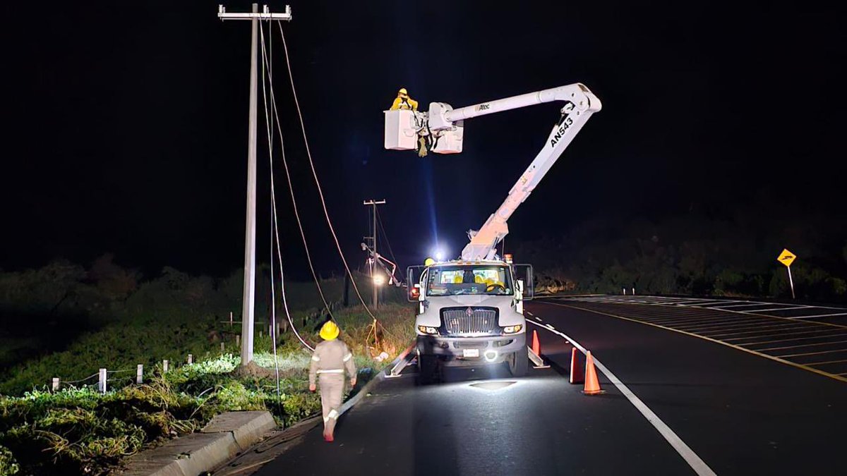 Debido a las inundaciones en diversos municipios de Guerrero, la <a href="/CFEmx/">CFEmx</a> en coordinación con la <a href="/CNPC_MX/">Coordinación Nacional de Protección Civil</a> ha restablecido el suministro eléctrico al 88% de los usuarios afectados. shorturl.at/twi5v